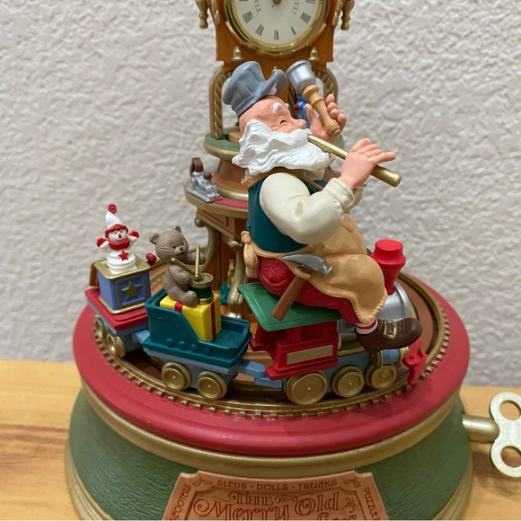 Hallmark THE MERRY OLD TOYMAKER 10" Musical Animated Santa Clock Tabletop Decor - Picture 14 of 16